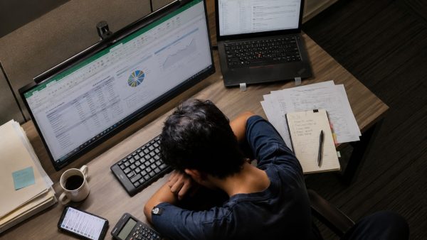 Paradoks AI: technologia, która miała odciążyć pracowników, podnosi biznesową poprzeczkę