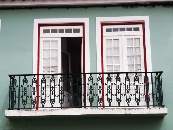 Balkon należy do mieszkania czy do wspólnoty? Od odpowiedzi zależy, kto zapłaci za remont